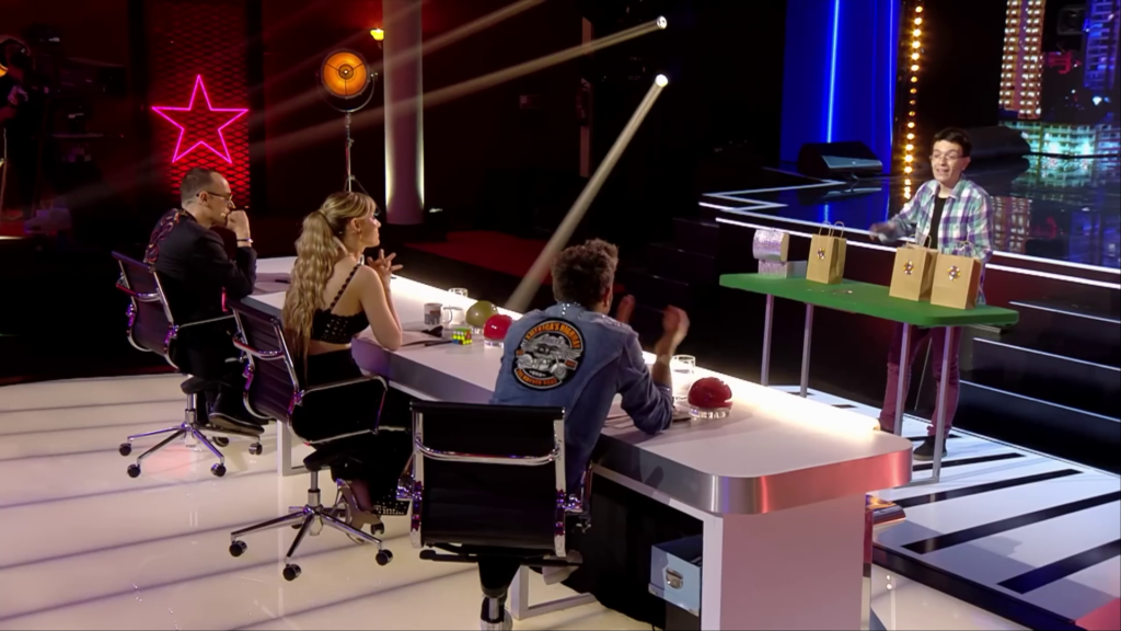 Mago Ru actuando en Got Talent, disponible como mago para bodas en Valencia.