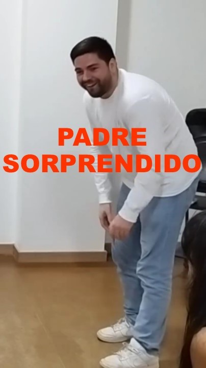 PADRE DE LA COMUNIÓN SORPRENDIDO