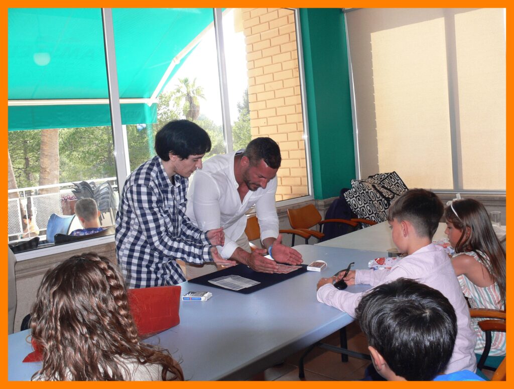 ADULTOS Y NIÑOS DISFRUTANTO DE LA MAGIA 