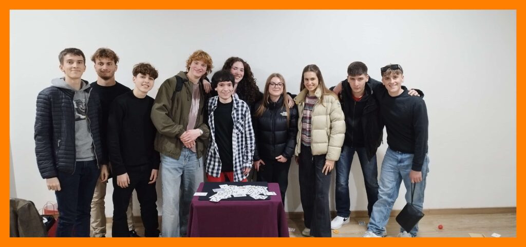 Estudiantes contentos con el mago Ru después del espectáculo de magia