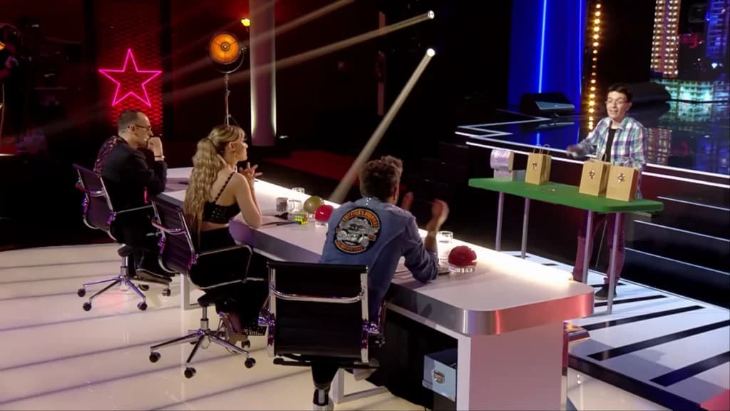 Mago Ru actuando en Got Talent, disponible como mago para bodas en Valencia.